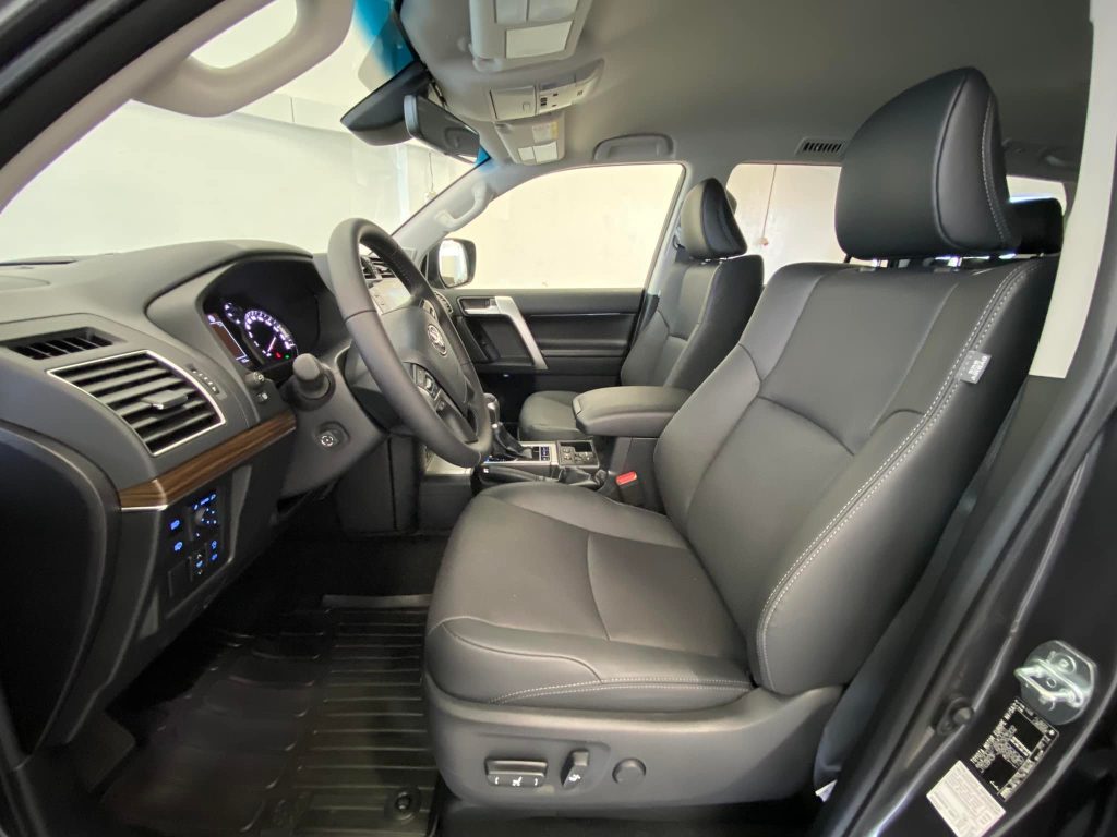 Land Cruiser 150 Dark Grey Front seat area